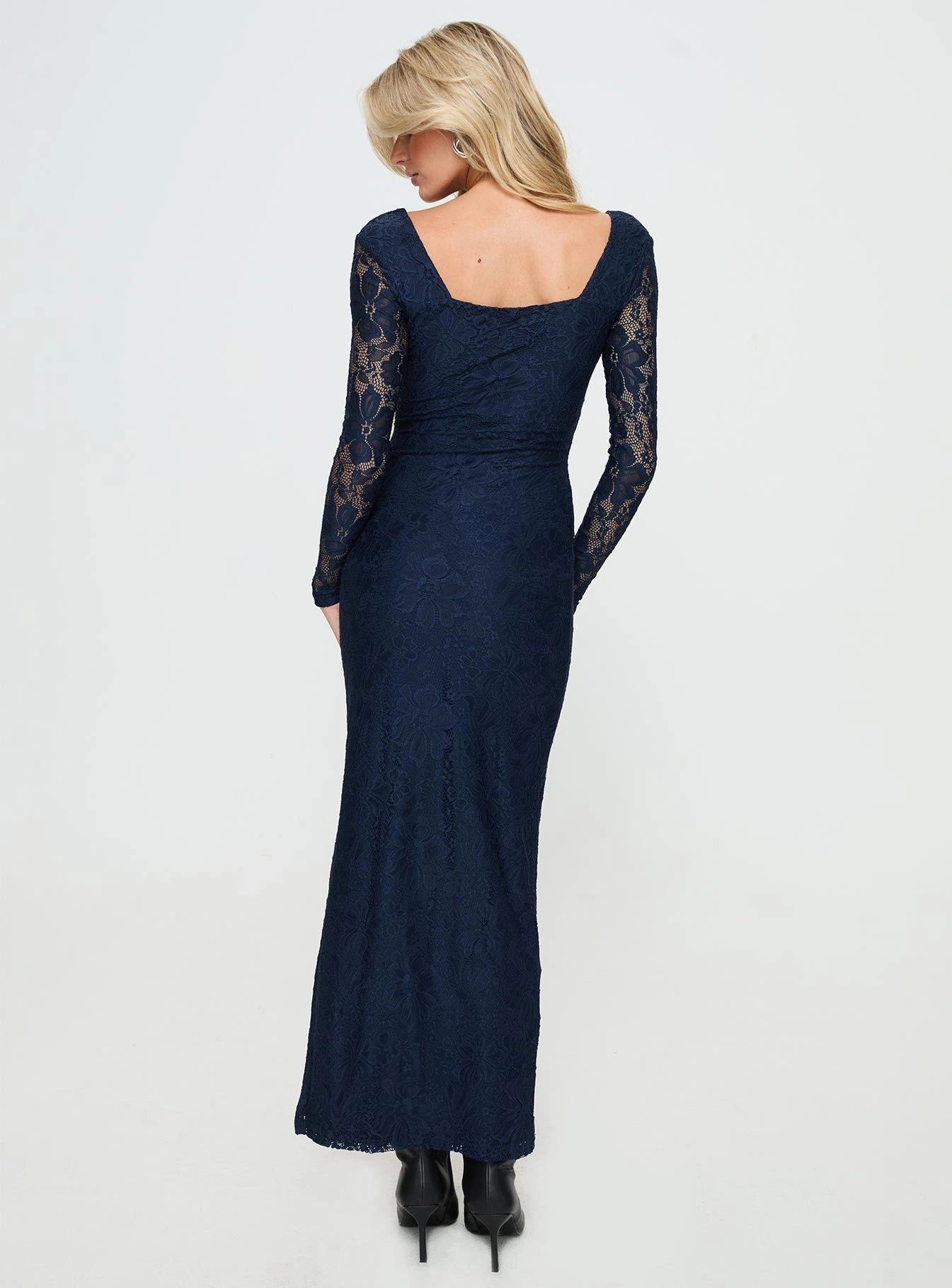 Marineblaue Marceline: Maxi-Kleid mit langen Ärmeln für sonnige Tage und laue Nächte.